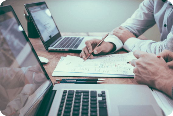 Deux personnes travaillant avec un pc portable